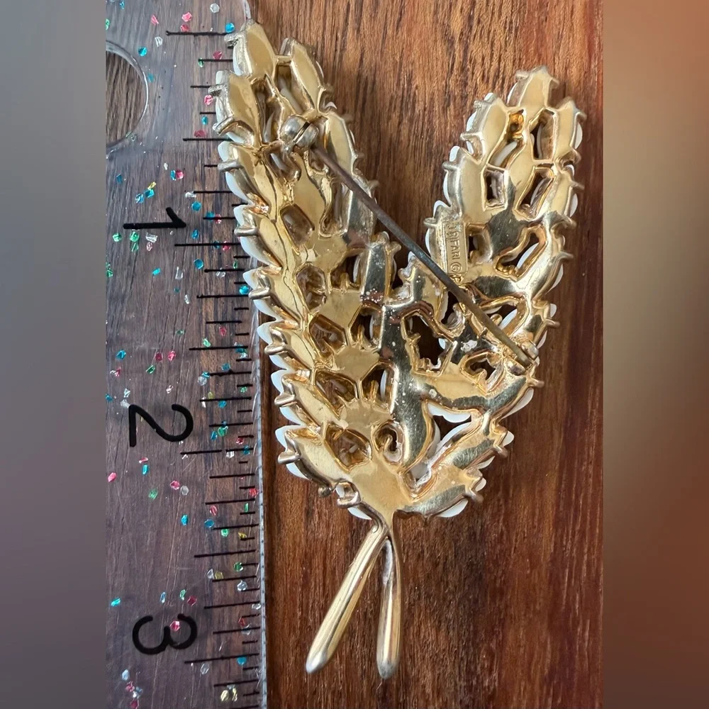 Vintage Crown Trifari White Milk Glass Gold Tone Double Stem Floral Brooch Pin